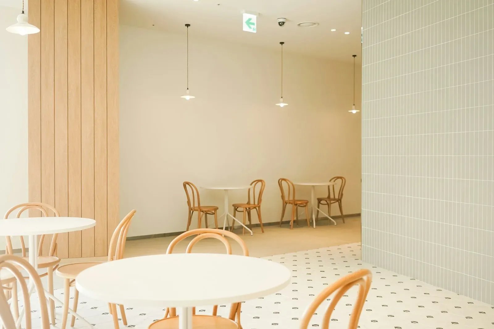 Beyaz fayanslı, boş ve aydınlık bir kafe salonu
