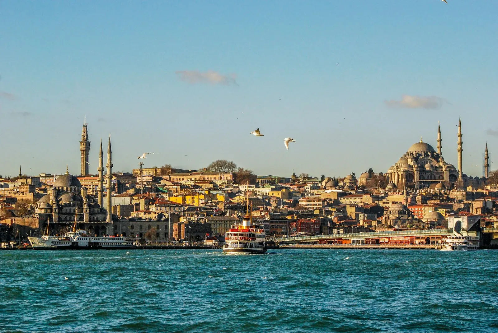 Denizden İstanbul siluet: Süleymaniye ve Haliç